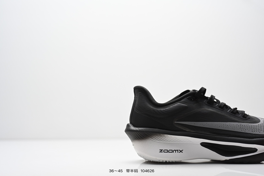  💰230
NIKE耐克Zoom Fly 6 马拉松碳板米黑跑步鞋男女同款运动鞋FN8455-001春新款ZOOM FLY 6 PRM缓震轻便跑步鞋。这款鞋在继承了 Nike Zoom Fly 5 的基础上，承诺为跑者带来更上一层楼的体验。它还继承了 Nike Vaporfly 3 和全新 Nike Alphafly 3 的设计风格，展现出更为简约和轻盈的外形。尤其是鞋跟部分，进行了重大改造，不仅提升支撑性，也增加了美观度。在 ZoomX 泡棉成功的基础上，Zoom Fly 6 引入更进一步的缓冲系统，为软硬适中和快速响应之间提供更好的平衡，满足长距离跑和短跑的需求。随着鞋跟和整体结构的可能改进，Zoom Fly 6 为跑者提供更好的稳定性和舒适度，这对于需要适应各种地形和跑步条件的跑者来说尤为重要。对于鞋面的改良，使用新的材料或构造技术，以实现更好的贴合和透气性，这将进一步提升鞋子的舒适度和性能。

货号：FN8454
尺码：36-45含半码
编码：104626