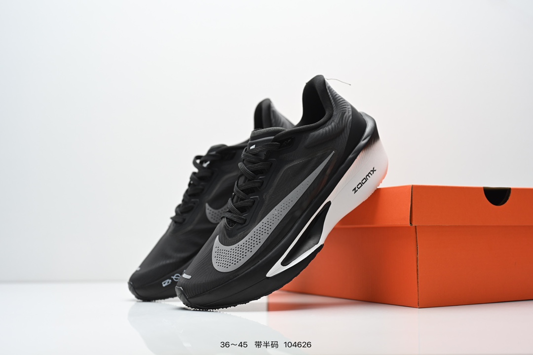  💰230
NIKE耐克Zoom Fly 6 马拉松碳板米黑跑步鞋男女同款运动鞋FN8455-001春新款ZOOM FLY 6 PRM缓震轻便跑步鞋。这款鞋在继承了 Nike Zoom Fly 5 的基础上，承诺为跑者带来更上一层楼的体验。它还继承了 Nike Vaporfly 3 和全新 Nike Alphafly 3 的设计风格，展现出更为简约和轻盈的外形。尤其是鞋跟部分，进行了重大改造，不仅提升支撑性，也增加了美观度。在 ZoomX 泡棉成功的基础上，Zoom Fly 6 引入更进一步的缓冲系统，为软硬适中和快速响应之间提供更好的平衡，满足长距离跑和短跑的需求。随着鞋跟和整体结构的可能改进，Zoom Fly 6 为跑者提供更好的稳定性和舒适度，这对于需要适应各种地形和跑步条件的跑者来说尤为重要。对于鞋面的改良，使用新的材料或构造技术，以实现更好的贴合和透气性，这将进一步提升鞋子的舒适度和性能。

货号：FN8454
尺码：36-45含半码
编码：104626