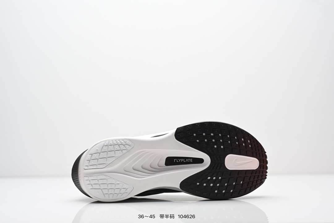  💰230
NIKE耐克Zoom Fly 6 马拉松碳板米黑跑步鞋男女同款运动鞋FN8455-001春新款ZOOM FLY 6 PRM缓震轻便跑步鞋。这款鞋在继承了 Nike Zoom Fly 5 的基础上，承诺为跑者带来更上一层楼的体验。它还继承了 Nike Vaporfly 3 和全新 Nike Alphafly 3 的设计风格，展现出更为简约和轻盈的外形。尤其是鞋跟部分，进行了重大改造，不仅提升支撑性，也增加了美观度。在 ZoomX 泡棉成功的基础上，Zoom Fly 6 引入更进一步的缓冲系统，为软硬适中和快速响应之间提供更好的平衡，满足长距离跑和短跑的需求。随着鞋跟和整体结构的可能改进，Zoom Fly 6 为跑者提供更好的稳定性和舒适度，这对于需要适应各种地形和跑步条件的跑者来说尤为重要。对于鞋面的改良，使用新的材料或构造技术，以实现更好的贴合和透气性，这将进一步提升鞋子的舒适度和性能。

货号：FN8454
尺码：36-45含半码
编码：104626