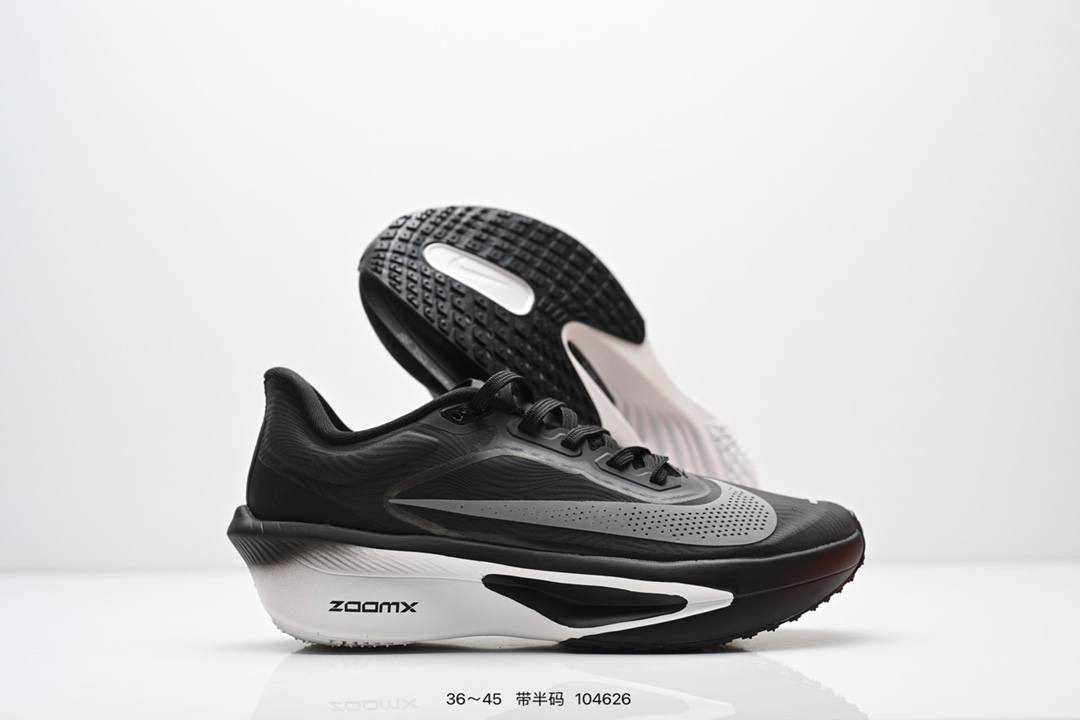  💰230
NIKE耐克Zoom Fly 6 马拉松碳板米黑跑步鞋男女同款运动鞋FN8455-001春新款ZOOM FLY 6 PRM缓震轻便跑步鞋。这款鞋在继承了 Nike Zoom Fly 5 的基础上，承诺为跑者带来更上一层楼的体验。它还继承了 Nike Vaporfly 3 和全新 Nike Alphafly 3 的设计风格，展现出更为简约和轻盈的外形。尤其是鞋跟部分，进行了重大改造，不仅提升支撑性，也增加了美观度。在 ZoomX 泡棉成功的基础上，Zoom Fly 6 引入更进一步的缓冲系统，为软硬适中和快速响应之间提供更好的平衡，满足长距离跑和短跑的需求。随着鞋跟和整体结构的可能改进，Zoom Fly 6 为跑者提供更好的稳定性和舒适度，这对于需要适应各种地形和跑步条件的跑者来说尤为重要。对于鞋面的改良，使用新的材料或构造技术，以实现更好的贴合和透气性，这将进一步提升鞋子的舒适度和性能。

货号：FN8454
尺码：36-45含半码
编码：104626