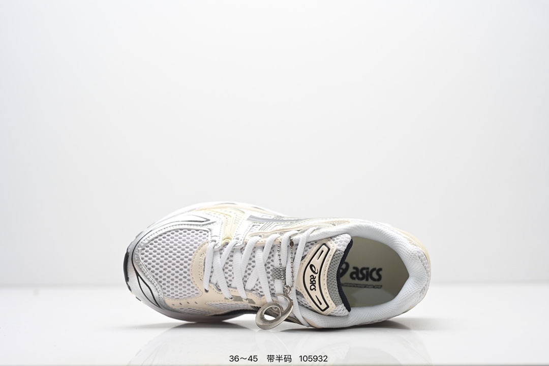 Asics Gel-Kayano 14 ASICS (亚瑟士) 是日本实业家鬼家喜八郎创立的跑鞋运动品牌,名宇想法源自著名的拉丁谚语’AnimaSana In Corpore Sano’,意为“健全的精神寓于强健的体魄”.正如其名字的含义,ASICS亚瑟 士一直坚信保持身体的健康与活力是打造健康快乐的生活方式的最佳途径.亚瑟士的跑鞋、篮球鞋等系列集专业与美貌于一身,拥有极高的热度.2016年,ASICS在“2016年日本最佳全球品牌“排行榜名列第17名. 货号:1201A161-301 编码:105932 半