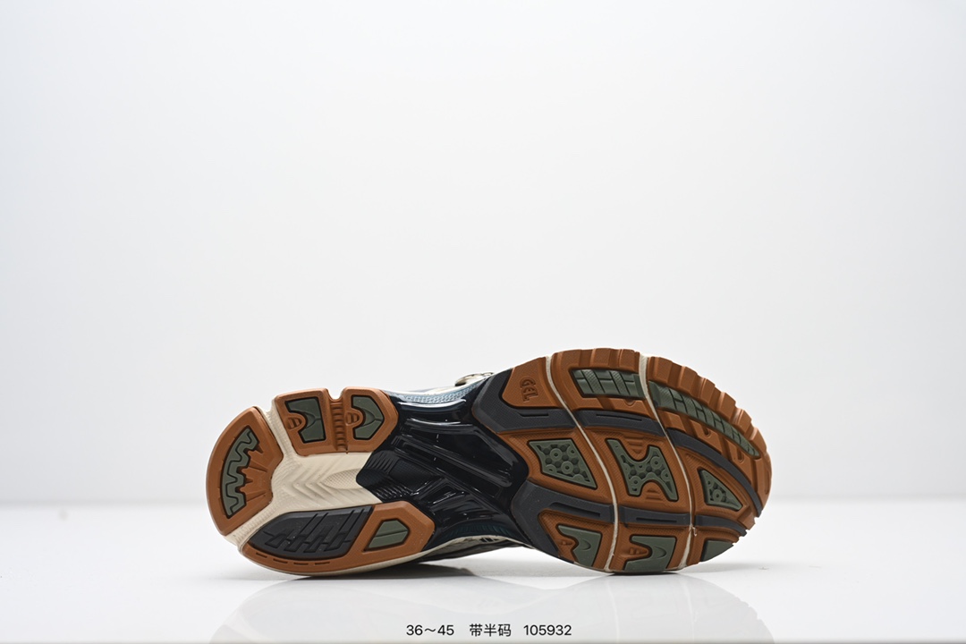 Asics Gel-Kayano 14 ASICS (亚瑟士) 是日本实业家鬼家喜八郎创立的跑鞋运动品牌,名宇想法源自著名的拉丁谚语’AnimaSana In Corpore Sano’,意为“健全的精神寓于强健的体魄”.正如其名字的含义,ASICS亚瑟 士一直坚信保持身体的健康与活力是打造健康快乐的生活方式的最佳途径.亚瑟士的跑鞋、篮球鞋等系列集专业与美貌于一身,拥有极高的热度.2016年,ASICS在“2016年日本最佳全球品牌“排行榜名列第17名. 货号:1201A161-301 编码:105932 半