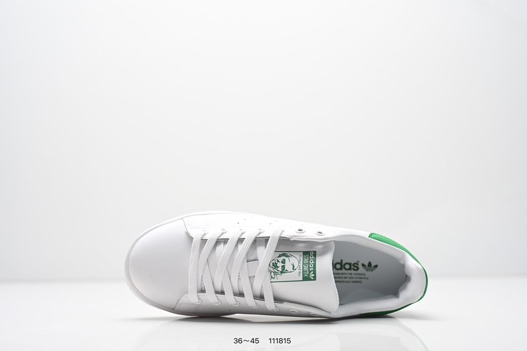 💰75 阿迪达斯 Adidas 经典Y运动板鞋「新版本」adidas Originals Stan Smith 厚底增高小白鞋!脚感新升级!整双鞋依旧是传统的低帮造型,鞋身通体采用了单一颜色呈现,造型格外简约。鞋身选择了柔软皮面料包裹,保证了质感的同时,也让穿着舒适度大大提升。细节方面,在后跟和鞋舌上分别印有「三叶草」Logo和全新手写字体的StanSmith字样,彰显鞋款身份。最后则是以天然生胶材质打造,不仅大大提升了增高效果,还是脚感得以进一步提升。 类型:男女鞋 货号:FX5501 尺码:看图所示 编码:111815