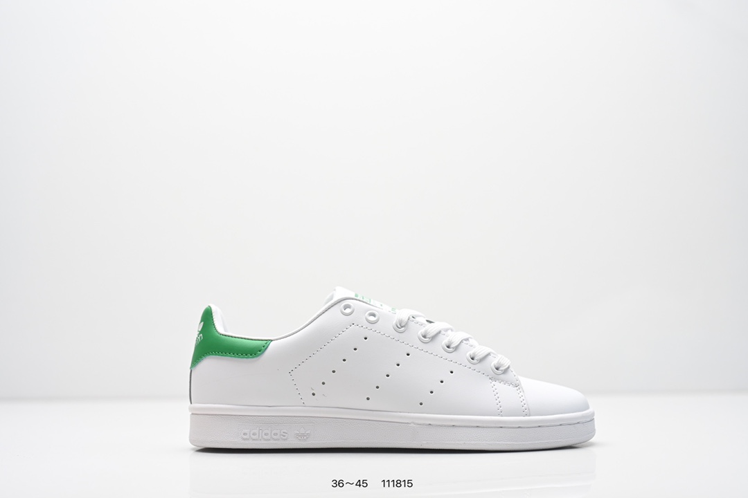 💰75 阿迪达斯 Adidas 经典Y运动板鞋「新版本」adidas Originals Stan Smith 厚底增高小白鞋！脚感新升级！整双鞋依旧是传统的低帮造型，鞋身通体采用了单一颜色呈现，造型格外简约。鞋身选择了柔软皮面料包裹，保证了质感的同时，也让穿着舒适度大大提升。细节方面，在后跟和鞋舌上分别印有「三叶草」Logo和全新手写字体的StanSmith字样，彰显鞋款身份。最后则是以天然生胶材质打造，不仅大大提升了增高效果，还是脚感得以进一步提升。 类型：男女鞋 货号：FX5501 尺码：看图所示 编码：111815