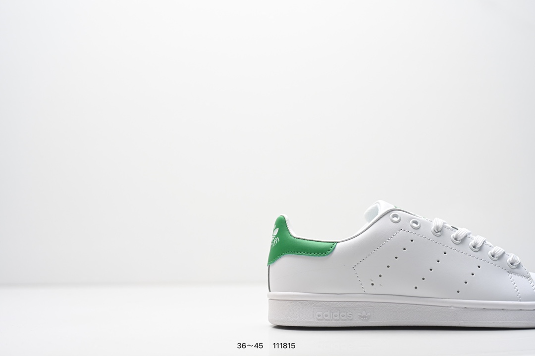 💰75 阿迪达斯 Adidas 经典Y运动板鞋「新版本」adidas Originals Stan Smith 厚底增高小白鞋!脚感新升级!整双鞋依旧是传统的低帮造型,鞋身通体采用了单一颜色呈现,造型格外简约。鞋身选择了柔软皮面料包裹,保证了质感的同时,也让穿着舒适度大大提升。细节方面,在后跟和鞋舌上分别印有「三叶草」Logo和全新手写字体的StanSmith字样,彰显鞋款身份。最后则是以天然生胶材质打造,不仅大大提升了增高效果,还是脚感得以进一步提升。 类型:男女鞋 货号:FX5501 尺码:看图所示 编码:111815