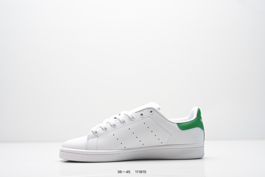 💰75 阿迪达斯 Adidas 经典Y运动板鞋「新版本」adidas Originals Stan Smith 厚底增高小白鞋!脚感新升级!整双鞋依旧是传统的低帮造型,鞋身通体采用了单一颜色呈现,造型格外简约。鞋身选择了柔软皮面料包裹,保证了质感的同时,也让穿着舒适度大大提升。细节方面,在后跟和鞋舌上分别印有「三叶草」Logo和全新手写字体的StanSmith字样,彰显鞋款身份。最后则是以天然生胶材质打造,不仅大大提升了增高效果,还是脚感得以进一步提升。 类型:男女鞋 货号:FX5501 尺码:看图所示 编码:111815