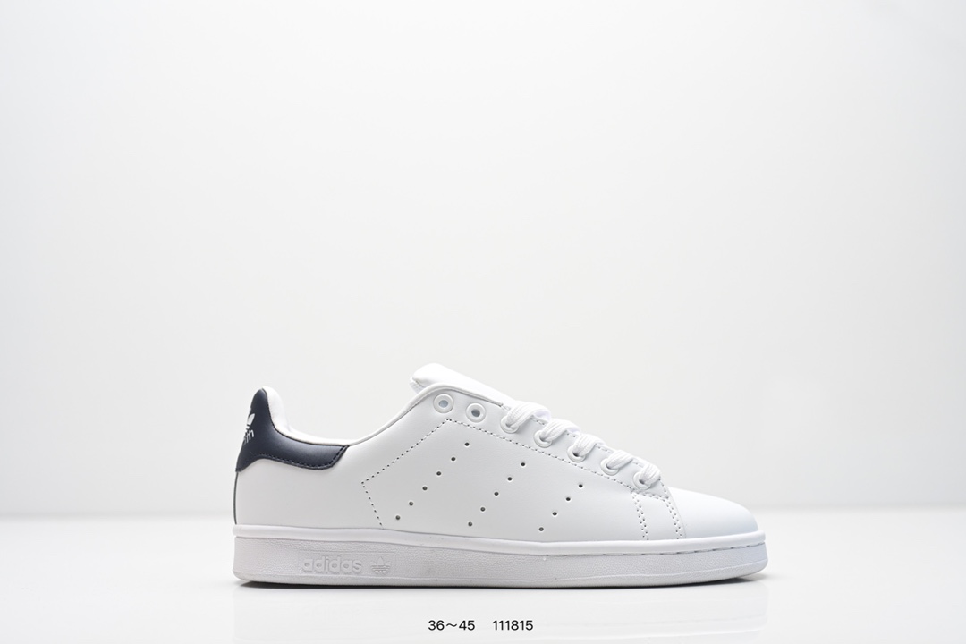集合💰75 阿迪达斯 Adidas 经典Y运动板鞋「新版本」adidas Originals Stan Smith 厚底增高小白鞋！脚感新升级！整双鞋依旧是传统的低帮造型，鞋身通体采用了单一颜色呈现，造型格外简约。鞋身选择了柔软皮面料包裹，保证了质感的同时，也让穿着舒适度大大提升。细节方面，在后跟和鞋舌上分别印有「三叶草」Logo和全新手写字体的StanSmith字样，彰显鞋款身份。最后则是以天然生胶材质打造，不仅大大提升了增高效果，还是脚感得以进一步提升。 类型：男女鞋 货号：FX5501 尺码：看图所示 编码：111815