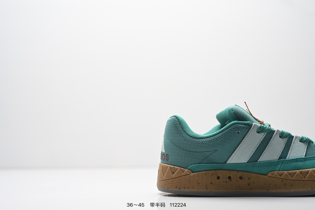 💰120
AD Adimatic Low 马蒂奇系列低帮复古鲨鱼面包鞋运动休闲滑板板鞋 整个鞋面由色彩艳丽的麂皮制成,搭配品牌标志性大尺寸三条纹 Logo,超宽鞋带作为鲜明特征,厚实的中底和耐用的橡胶外底为滑手们带来了良好的穿着体验。滑板运动作为都市街头运动的先驱,配色靓丽,夸张轮廓的 “面包鞋” ADIMATIC 自然成为了优选单品。对于经典细节的充分保留,让人们的目光瞬间就能集中到这双与众不同的 “Lo-Fi Style” 滑板鞋上。
货号:Id3935
尺码:如图所示
编码:112224