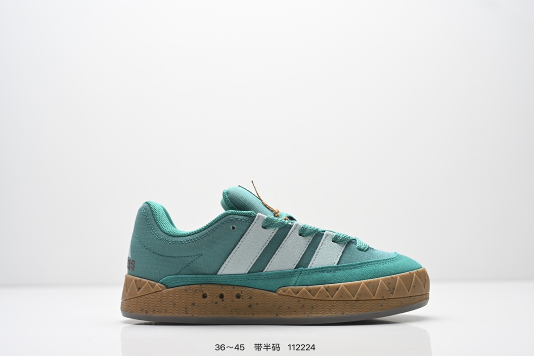 💰120
AD Adimatic Low 马蒂奇系列低帮复古鲨鱼面包鞋运动休闲滑板板鞋 整个鞋面由色彩艳丽的麂皮制成,搭配品牌标志性大尺寸三条纹 Logo,超宽鞋带作为鲜明特征,厚实的中底和耐用的橡胶外底为滑手们带来了良好的穿着体验。滑板运动作为都市街头运动的先驱,配色靓丽,夸张轮廓的 “面包鞋” ADIMATIC 自然成为了优选单品。对于经典细节的充分保留,让人们的目光瞬间就能集中到这双与众不同的 “Lo-Fi Style” 滑板鞋上。
货号:Id3935
尺码:如图所示
编码:112224