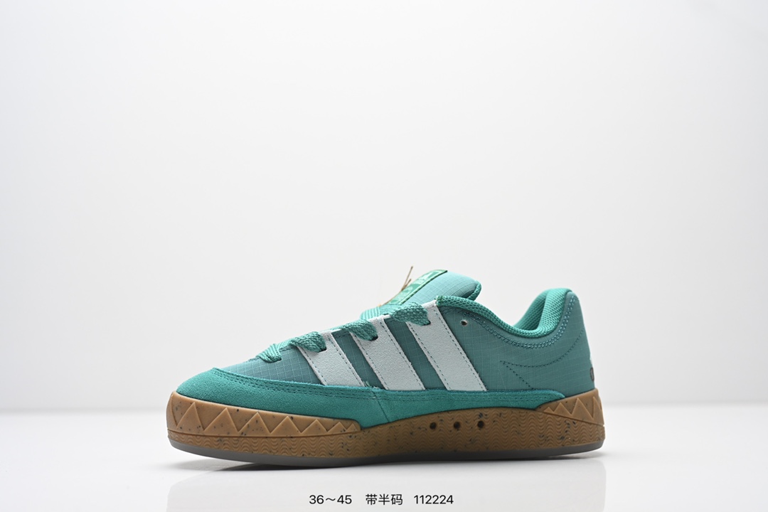 💰120
AD Adimatic Low 马蒂奇系列低帮复古鲨鱼面包鞋运动休闲滑板板鞋 整个鞋面由色彩艳丽的麂皮制成,搭配品牌标志性大尺寸三条纹 Logo,超宽鞋带作为鲜明特征,厚实的中底和耐用的橡胶外底为滑手们带来了良好的穿着体验。滑板运动作为都市街头运动的先驱,配色靓丽,夸张轮廓的 “面包鞋” ADIMATIC 自然成为了优选单品。对于经典细节的充分保留,让人们的目光瞬间就能集中到这双与众不同的 “Lo-Fi Style” 滑板鞋上。
货号:Id3935
尺码:如图所示
编码:112224