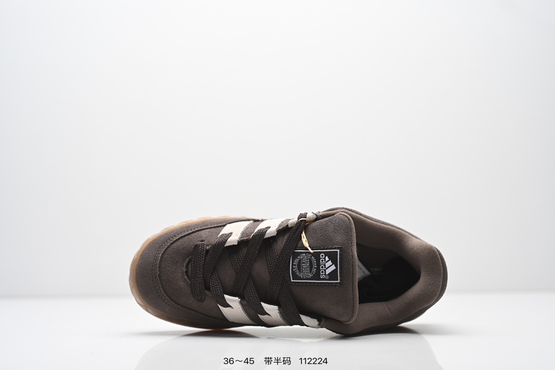 💰120
AD Adimatic Low 马蒂奇系列低帮复古鲨鱼面包鞋运动休闲滑板板鞋 整个鞋面由色彩艳丽的麂皮制成,搭配品牌标志性大尺寸三条纹 Logo,超宽鞋带作为鲜明特征,厚实的中底和耐用的橡胶外底为滑手们带来了良好的穿着体验。滑板运动作为都市街头运动的先驱,配色靓丽,夸张轮廓的 “面包鞋” ADIMATIC 自然成为了优选单品。对于经典细节的充分保留,让人们的目光瞬间就能集中到这双与众不同的 “Lo-Fi Style” 滑板鞋上。
货号:Id3935
尺码:如图所示
编码:112224