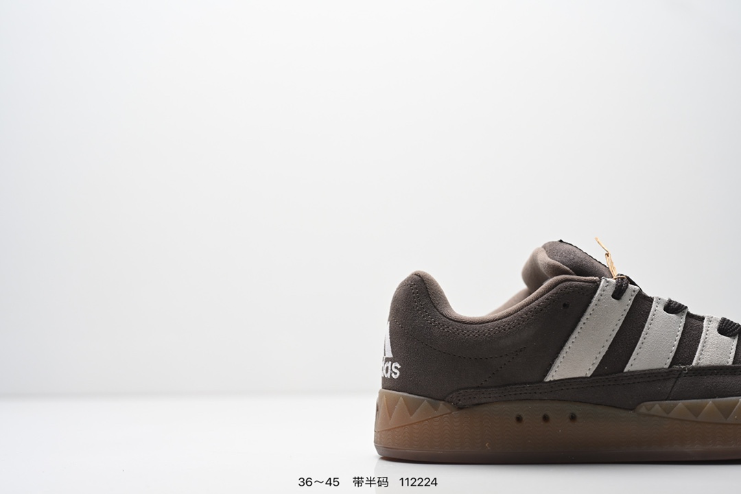 💰120
AD Adimatic Low 马蒂奇系列低帮复古鲨鱼面包鞋运动休闲滑板板鞋 整个鞋面由色彩艳丽的麂皮制成,搭配品牌标志性大尺寸三条纹 Logo,超宽鞋带作为鲜明特征,厚实的中底和耐用的橡胶外底为滑手们带来了良好的穿着体验。滑板运动作为都市街头运动的先驱,配色靓丽,夸张轮廓的 “面包鞋” ADIMATIC 自然成为了优选单品。对于经典细节的充分保留,让人们的目光瞬间就能集中到这双与众不同的 “Lo-Fi Style” 滑板鞋上。
货号:Id3935
尺码:如图所示
编码:112224