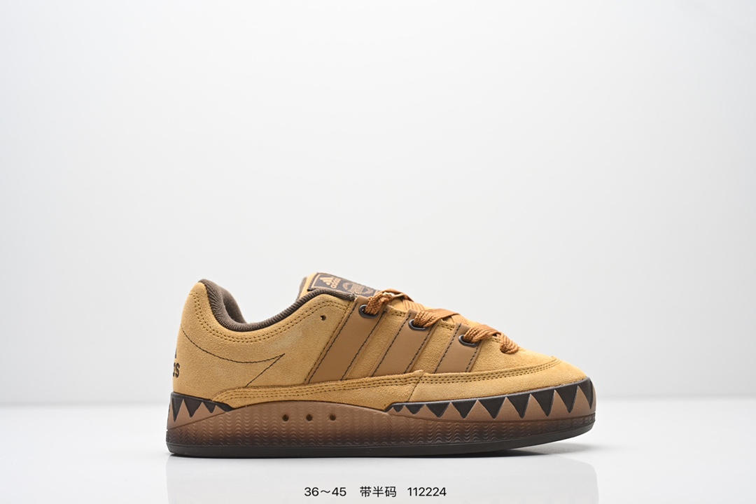 💰120
AD Adimatic Low 马蒂奇系列低帮复古鲨鱼面包鞋运动休闲滑板板鞋 整个鞋面由色彩艳丽的麂皮制成，搭配品牌标志性大尺寸三条纹 Logo，超宽鞋带作为鲜明特征，厚实的中底和耐用的橡胶外底为滑手们带来了良好的穿着体验。滑板运动作为都市街头运动的先驱，配色靓丽，夸张轮廓的 “面包鞋” ADIMATIC 自然成为了优选单品。对于经典细节的充分保留，让人们的目光瞬间就能集中到这双与众不同的 “Lo-Fi Style” 滑板鞋上。 
货号：Id3935
尺码：如图所示
编码：112224