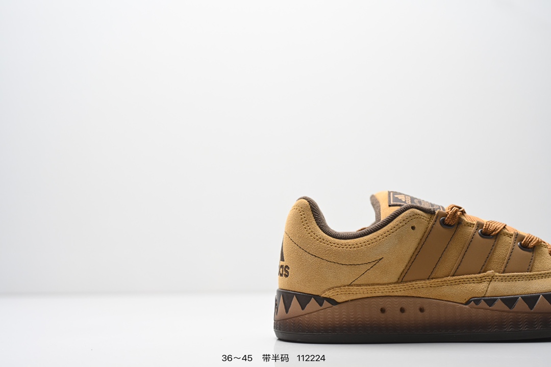 💰120
AD Adimatic Low 马蒂奇系列低帮复古鲨鱼面包鞋运动休闲滑板板鞋 整个鞋面由色彩艳丽的麂皮制成,搭配品牌标志性大尺寸三条纹 Logo,超宽鞋带作为鲜明特征,厚实的中底和耐用的橡胶外底为滑手们带来了良好的穿着体验。滑板运动作为都市街头运动的先驱,配色靓丽,夸张轮廓的 “面包鞋” ADIMATIC 自然成为了优选单品。对于经典细节的充分保留,让人们的目光瞬间就能集中到这双与众不同的 “Lo-Fi Style” 滑板鞋上。
货号:Id3935
尺码:如图所示
编码:112224