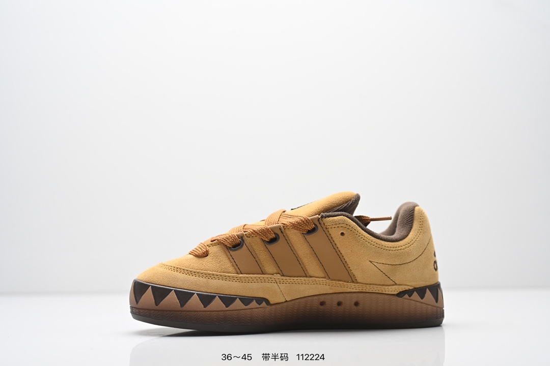 💰120
AD Adimatic Low 马蒂奇系列低帮复古鲨鱼面包鞋运动休闲滑板板鞋 整个鞋面由色彩艳丽的麂皮制成,搭配品牌标志性大尺寸三条纹 Logo,超宽鞋带作为鲜明特征,厚实的中底和耐用的橡胶外底为滑手们带来了良好的穿着体验。滑板运动作为都市街头运动的先驱,配色靓丽,夸张轮廓的 “面包鞋” ADIMATIC 自然成为了优选单品。对于经典细节的充分保留,让人们的目光瞬间就能集中到这双与众不同的 “Lo-Fi Style” 滑板鞋上。
货号:Id3935
尺码:如图所示
编码:112224