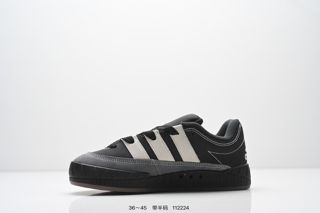 💰120
AD Adimatic Low 马蒂奇系列低帮复古鲨鱼面包鞋运动休闲滑板板鞋 整个鞋面由色彩艳丽的麂皮制成,搭配品牌标志性大尺寸三条纹 Logo,超宽鞋带作为鲜明特征,厚实的中底和耐用的橡胶外底为滑手们带来了良好的穿着体验。滑板运动作为都市街头运动的先驱,配色靓丽,夸张轮廓的 “面包鞋” ADIMATIC 自然成为了优选单品。对于经典细节的充分保留,让人们的目光瞬间就能集中到这双与众不同的 “Lo-Fi Style” 滑板鞋上。
货号:Id3935
尺码:如图所示
编码:112224