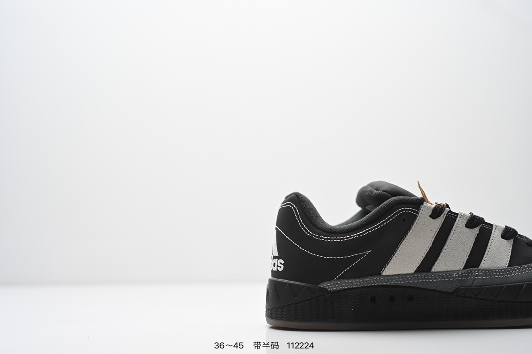 💰120
AD Adimatic Low 马蒂奇系列低帮复古鲨鱼面包鞋运动休闲滑板板鞋 整个鞋面由色彩艳丽的麂皮制成,搭配品牌标志性大尺寸三条纹 Logo,超宽鞋带作为鲜明特征,厚实的中底和耐用的橡胶外底为滑手们带来了良好的穿着体验。滑板运动作为都市街头运动的先驱,配色靓丽,夸张轮廓的 “面包鞋” ADIMATIC 自然成为了优选单品。对于经典细节的充分保留,让人们的目光瞬间就能集中到这双与众不同的 “Lo-Fi Style” 滑板鞋上。
货号:Id3935
尺码:如图所示
编码:112224