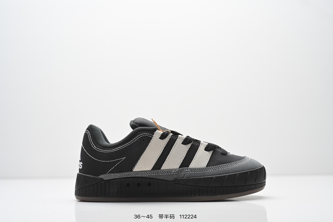 💰120
AD Adimatic Low 马蒂奇系列低帮复古鲨鱼面包鞋运动休闲滑板板鞋 整个鞋面由色彩艳丽的麂皮制成，搭配品牌标志性大尺寸三条纹 Logo，超宽鞋带作为鲜明特征，厚实的中底和耐用的橡胶外底为滑手们带来了良好的穿着体验。滑板运动作为都市街头运动的先驱，配色靓丽，夸张轮廓的 “面包鞋” ADIMATIC 自然成为了优选单品。对于经典细节的充分保留，让人们的目光瞬间就能集中到这双与众不同的 “Lo-Fi Style” 滑板鞋上。 
货号：Id3935
尺码：如图所示
编码：112224