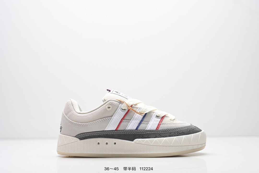 💰120
AD Adimatic Low 马蒂奇系列低帮复古鲨鱼面包鞋运动休闲滑板板鞋 整个鞋面由色彩艳丽的麂皮制成，搭配品牌标志性大尺寸三条纹 Logo，超宽鞋带作为鲜明特征，厚实的中底和耐用的橡胶外底为滑手们带来了良好的穿着体验。滑板运动作为都市街头运动的先驱，配色靓丽，夸张轮廓的 “面包鞋” ADIMATIC 自然成为了优选单品。对于经典细节的充分保留，让人们的目光瞬间就能集中到这双与众不同的 “Lo-Fi Style” 滑板鞋上。 
货号：Id3935
尺码：如图所示
编码：112224