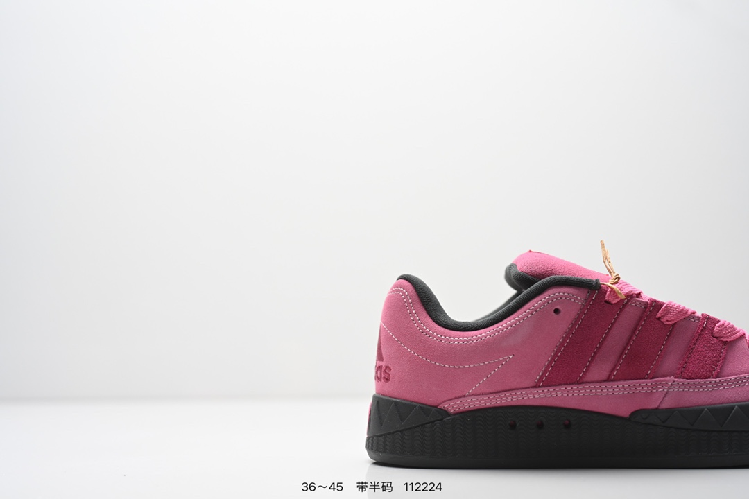 💰120
AD Adimatic Low 马蒂奇系列低帮复古鲨鱼面包鞋运动休闲滑板板鞋 整个鞋面由色彩艳丽的麂皮制成,搭配品牌标志性大尺寸三条纹 Logo,超宽鞋带作为鲜明特征,厚实的中底和耐用的橡胶外底为滑手们带来了良好的穿着体验。滑板运动作为都市街头运动的先驱,配色靓丽,夸张轮廓的 “面包鞋” ADIMATIC 自然成为了优选单品。对于经典细节的充分保留,让人们的目光瞬间就能集中到这双与众不同的 “Lo-Fi Style” 滑板鞋上。
货号:Id3935
尺码:如图所示
编码:112224