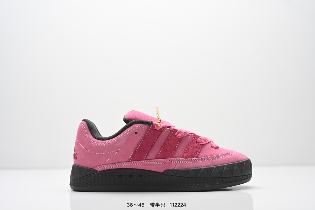 💰120
AD Adimatic Low 马蒂奇系列低帮复古鲨鱼面包鞋运动休闲滑板板鞋 整个鞋面由色彩艳丽的麂皮制成，搭配品牌标志性大尺寸三条纹 Logo，超宽鞋带作为鲜明特征，厚实的中底和耐用的橡胶外底为滑手们带来了良好的穿着体验。滑板运动作为都市街头运动的先驱，配色靓丽，夸张轮廓的 “面包鞋” ADIMATIC 自然成为了优选单品。对于经典细节的充分保留，让人们的目光瞬间就能集中到这双与众不同的 “Lo-Fi Style” 滑板鞋上。 
货号：Id3935
尺码：如图所示
编码：112224