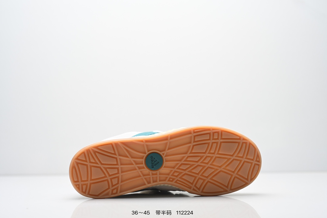 💰120
AD Adimatic Low 马蒂奇系列低帮复古鲨鱼面包鞋运动休闲滑板板鞋 整个鞋面由色彩艳丽的麂皮制成,搭配品牌标志性大尺寸三条纹 Logo,超宽鞋带作为鲜明特征,厚实的中底和耐用的橡胶外底为滑手们带来了良好的穿着体验。滑板运动作为都市街头运动的先驱,配色靓丽,夸张轮廓的 “面包鞋” ADIMATIC 自然成为了优选单品。对于经典细节的充分保留,让人们的目光瞬间就能集中到这双与众不同的 “Lo-Fi Style” 滑板鞋上。
货号:Id3935
尺码:如图所示
编码:112224