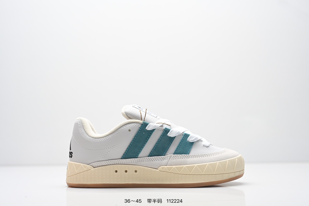 💰120
AD Adimatic Low 马蒂奇系列低帮复古鲨鱼面包鞋运动休闲滑板板鞋 整个鞋面由色彩艳丽的麂皮制成，搭配品牌标志性大尺寸三条纹 Logo，超宽鞋带作为鲜明特征，厚实的中底和耐用的橡胶外底为滑手们带来了良好的穿着体验。滑板运动作为都市街头运动的先驱，配色靓丽，夸张轮廓的 “面包鞋” ADIMATIC 自然成为了优选单品。对于经典细节的充分保留，让人们的目光瞬间就能集中到这双与众不同的 “Lo-Fi Style” 滑板鞋上。 
货号：Id3935
尺码：如图所示
编码：112224