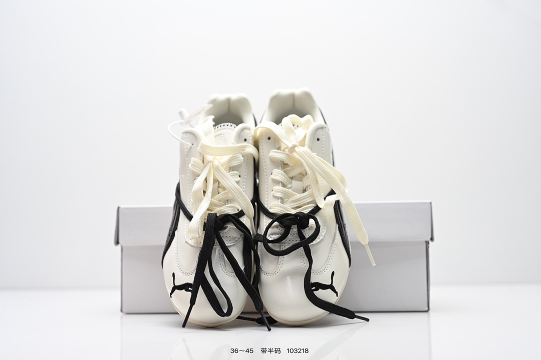 90💰Z版 内饰配件齐全
Rose x PUMA彪马 Speedcat 系列 情侣 薄底 赛车 德训双鞋带 舒适百搭 生活休闲鞋 男女同款
PUMA Speedcat为蓝本,融入Rosé品牌标志性的蝴蝶结双鞋带设计,鞋侧及后跟新增鞋带穿孔,可自由缠绕鞋身打造蝴蝶结造型,为硬朗的赛车鞋增添柔美气质。
鞋面采用细腻的头层牛皮,质感柔软,油光锃亮,侧面的白色LOGO也是皮质的,鞋舌处和鞋垫上印有彪马和Rose的联名LOGO。
鞋底厚度仅1.8cm,比普通运动鞋轻20%以上,搭配加厚鞋垫,缓震表现出色,走路轻盈舒适,久走不累。鞋面采用亲肤透气网布+环保PU材质,夏天穿也不闷脚。
有黑色和奶油色等配色,黑色款经典百搭,奶油色款则以温柔奶杏白+浅灰条纹为主,搭配牛仔裤、短裙等都超有氛围感,适合多种场合穿着。
size:36 37 37.5 38 38.5 39 40 40.5 41 42 42.5 43 44 44.5 45偏小半码