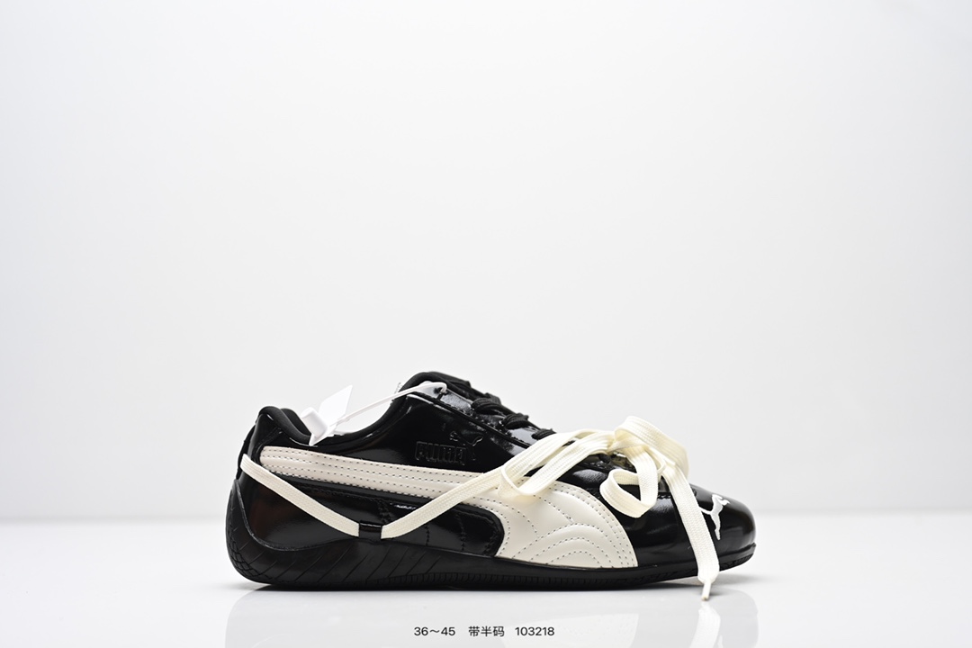 90💰Z版 内饰配件齐全
Rose x PUMA彪马 Speedcat 系列 情侣 薄底 赛车 德训双鞋带 舒适百搭 生活休闲鞋 男女同款 
PUMA Speedcat为蓝本，融入Rosé品牌标志性的蝴蝶结双鞋带设计，鞋侧及后跟新增鞋带穿孔，可自由缠绕鞋身打造蝴蝶结造型，为硬朗的赛车鞋增添柔美气质。
鞋面采用细腻的头层牛皮，质感柔软，油光锃亮，侧面的白色LOGO也是皮质的，鞋舌处和鞋垫上印有彪马和Rose的联名LOGO。
鞋底厚度仅1.8cm，比普通运动鞋轻20%以上，搭配加厚鞋垫，缓震表现出色，走路轻盈舒适，久走不累。鞋面采用亲肤透气网布+环保PU材质，夏天穿也不闷脚。
有黑色和奶油色等配色，黑色款经典百搭，奶油色款则以温柔奶杏白+浅灰条纹为主，搭配牛仔裤、短裙等都超有氛围感，适合多种场合穿着。
size：36 37 37.5 38 38.5 39 40 40.5 41 42 42.5 43 44 44.5 45偏小半码