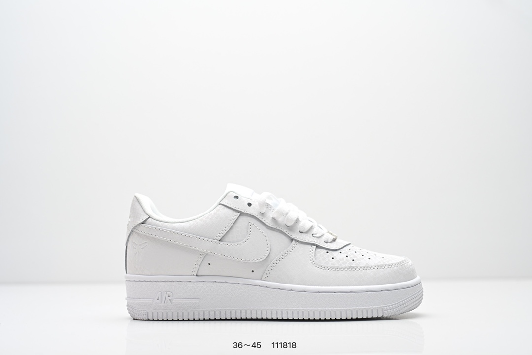 💰90
耐克Nike AIR FORCE 1‘07 空军一号低帮百搭休闲运动板鞋。柔软、弹性十足的缓震性能和出色的中底设计,横跨复古与现代的外型结合,造就出风靡全球三十多年的Force 1。
货号:DQ7582
尺码:36~45
编号:111818
