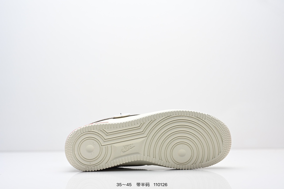 💰170
公司级：耐克Nike AIR FORCE 1‘07 空军一号低帮百搭休闲运动板鞋。柔软、弹性十足的缓震性能和出色的中底设计，横跨复古与现代的外型结合，造就出风靡全球三十多年的Force 1。
货号:AA1117-118
尺码:看图所示
编码：110126