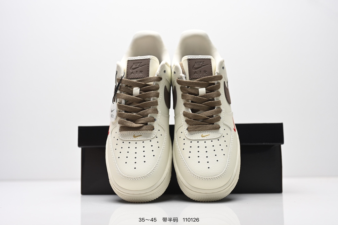 💰170
公司级：耐克Nike AIR FORCE 1‘07 空军一号低帮百搭休闲运动板鞋。柔软、弹性十足的缓震性能和出色的中底设计，横跨复古与现代的外型结合，造就出风靡全球三十多年的Force 1。
货号:AA1117-118
尺码:看图所示
编码：110126
