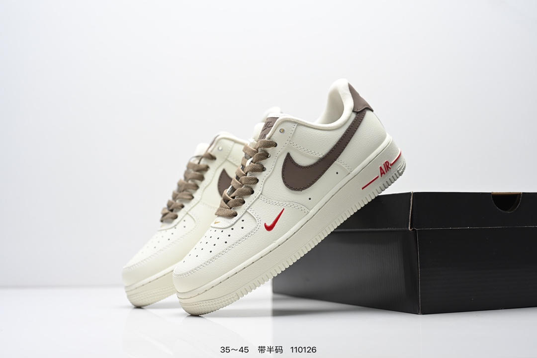 💰170
公司级：耐克Nike AIR FORCE 1‘07 空军一号低帮百搭休闲运动板鞋。柔软、弹性十足的缓震性能和出色的中底设计，横跨复古与现代的外型结合，造就出风靡全球三十多年的Force 1。
货号:AA1117-118
尺码:看图所示
编码：110126
