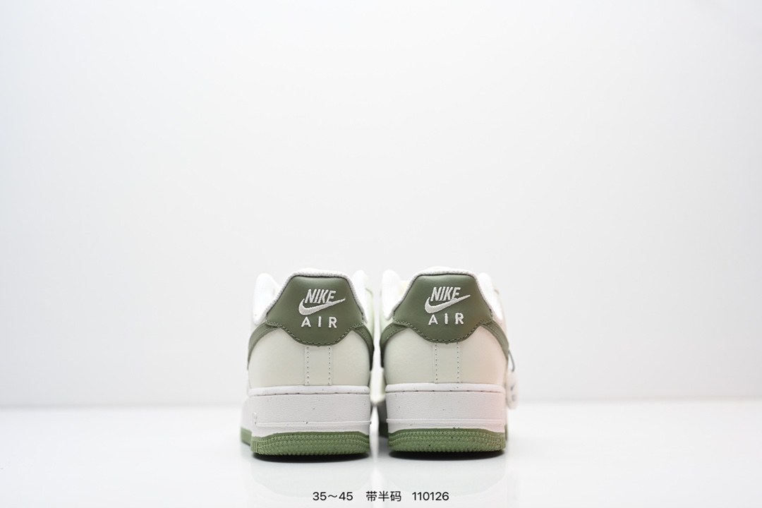 💰170
公司级：耐克Nike AIR FORCE 1‘07 空军一号低帮百搭休闲运动板鞋。柔软、弹性十足的缓震性能和出色的中底设计，横跨复古与现代的外型结合，造就出风靡全球三十多年的Force 1。
货号:AA1117-118
尺码:看图所示
编码：110126