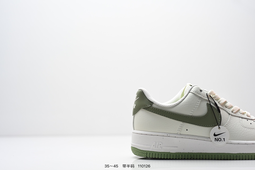 💰170
公司级：耐克Nike AIR FORCE 1‘07 空军一号低帮百搭休闲运动板鞋。柔软、弹性十足的缓震性能和出色的中底设计，横跨复古与现代的外型结合，造就出风靡全球三十多年的Force 1。
货号:AA1117-118
尺码:看图所示
编码：110126