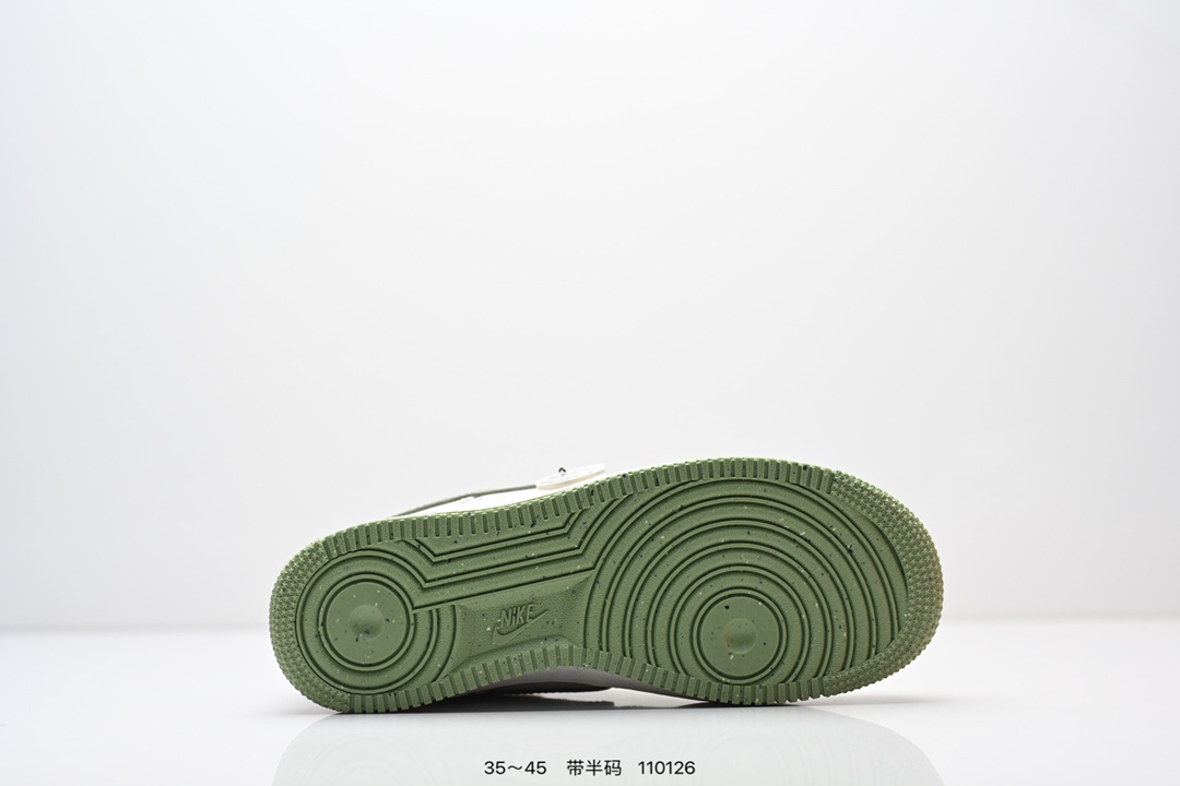 💰170
公司级：耐克Nike AIR FORCE 1‘07 空军一号低帮百搭休闲运动板鞋。柔软、弹性十足的缓震性能和出色的中底设计，横跨复古与现代的外型结合，造就出风靡全球三十多年的Force 1。
货号:AA1117-118
尺码:看图所示
编码：110126