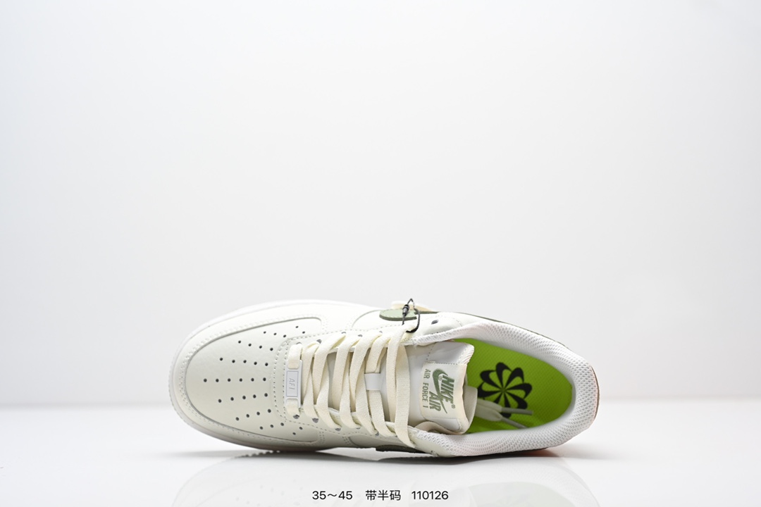 💰170
公司级：耐克Nike AIR FORCE 1‘07 空军一号低帮百搭休闲运动板鞋。柔软、弹性十足的缓震性能和出色的中底设计，横跨复古与现代的外型结合，造就出风靡全球三十多年的Force 1。
货号:AA1117-118
尺码:看图所示
编码：110126