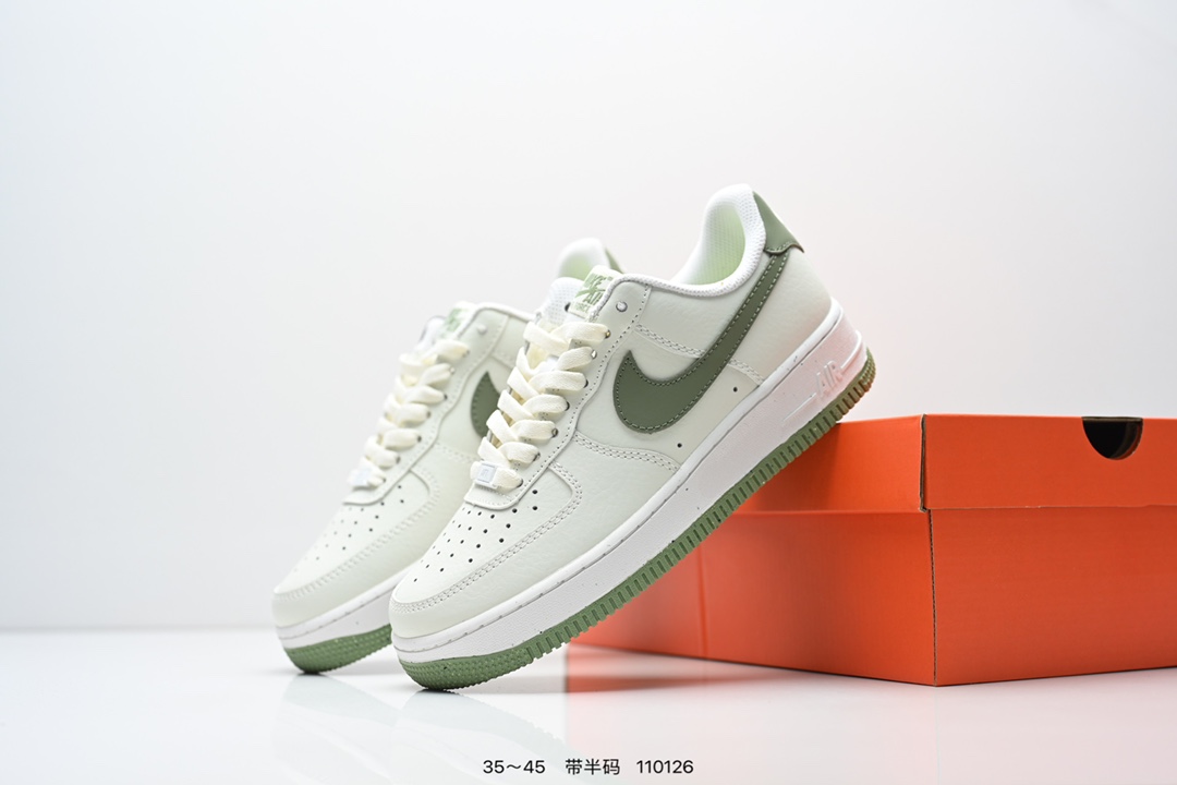 💰170
公司级：耐克Nike AIR FORCE 1‘07 空军一号低帮百搭休闲运动板鞋。柔软、弹性十足的缓震性能和出色的中底设计，横跨复古与现代的外型结合，造就出风靡全球三十多年的Force 1。
货号:AA1117-118
尺码:看图所示
编码：110126