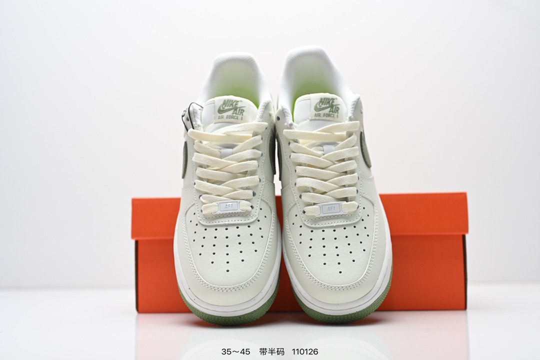 💰170
公司级：耐克Nike AIR FORCE 1‘07 空军一号低帮百搭休闲运动板鞋。柔软、弹性十足的缓震性能和出色的中底设计，横跨复古与现代的外型结合，造就出风靡全球三十多年的Force 1。
货号:AA1117-118
尺码:看图所示
编码：110126