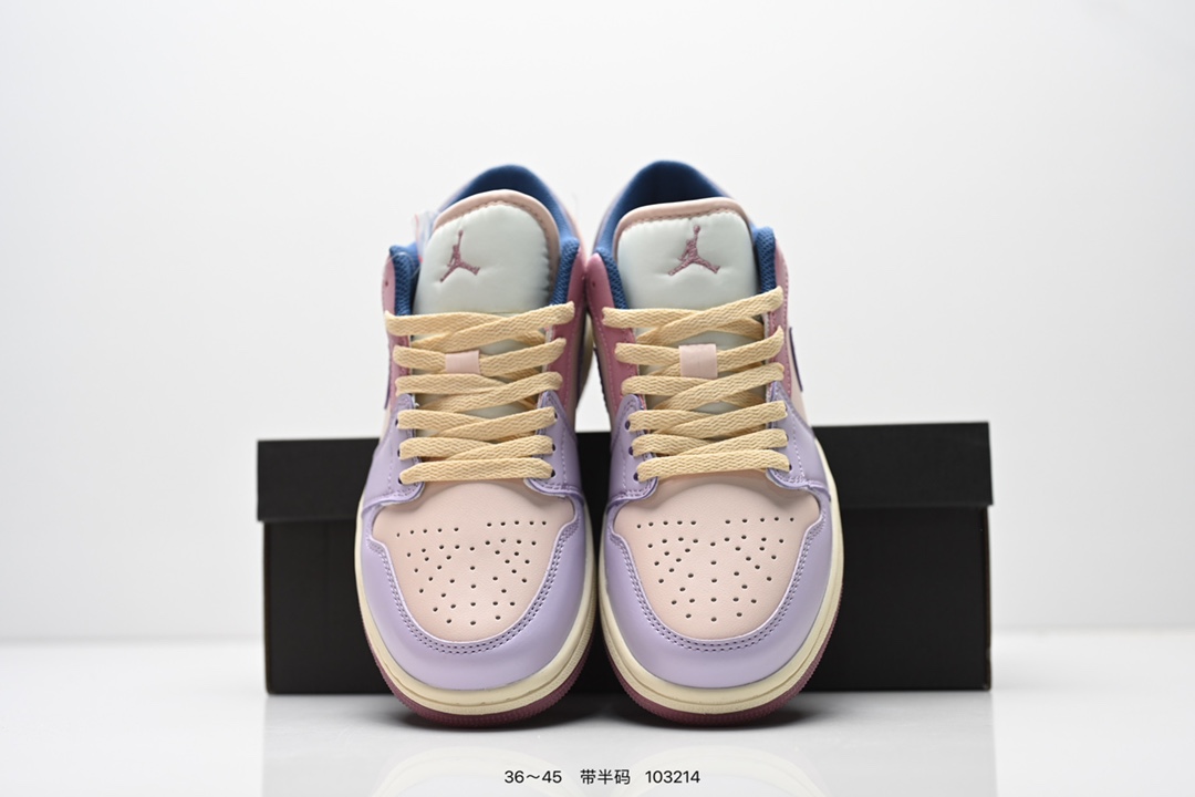 70💰头层拼接🉐️ 全码齐 长期补货
Air Jordan 1 Low OG "Black and Dark Powder Blue" 低帮 AJ1 乔丹1代 aj1 乔1 低邦 乔丹篮球鞋系列 整体以白色皮革材质为主色调呈现,搭配黑色Swoosh以及白色鞋面呈现。鞋带、鞋舌标签等均采用蓝色呈现,鞋舌黑色点缀,颜值十分低调百搭。此外后跟部分同样采用蓝色配色呈现,标志性的飞翼Logo则使用黑色压印点缀。鞋底也使用白色中底搭配蓝色橡胶外底设计,与鞋面配色相呼应!
AJ1倒勾联名Travis Scott x Air Jordan 1 ” Reverse Mocha “ AJ1乔1 TS 闪电 联名倒钩 低帮文化篮球鞋 完美品质出货 细节如图所示 鞋面切割工整 冲孔整齐干净 中底拉帮线 整体清洁度非常好
货号:XS7089 612
尺码:36 36.5 37.5 38 38.5 39 40 40.5 41 42 42.5 43 44 45
ID:103214