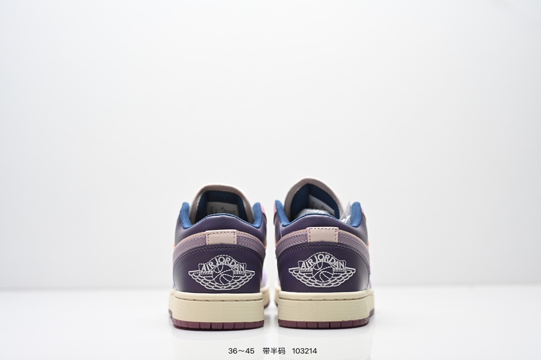 70💰头层拼接🉐️ 全码齐 长期补货
Air Jordan 1 Low OG "Black and Dark Powder Blue" 低帮 AJ1 乔丹1代 aj1 乔1 低邦 乔丹篮球鞋系列 整体以白色皮革材质为主色调呈现,搭配黑色Swoosh以及白色鞋面呈现。鞋带、鞋舌标签等均采用蓝色呈现,鞋舌黑色点缀,颜值十分低调百搭。此外后跟部分同样采用蓝色配色呈现,标志性的飞翼Logo则使用黑色压印点缀。鞋底也使用白色中底搭配蓝色橡胶外底设计,与鞋面配色相呼应!
AJ1倒勾联名Travis Scott x Air Jordan 1 ” Reverse Mocha “ AJ1乔1 TS 闪电 联名倒钩 低帮文化篮球鞋 完美品质出货 细节如图所示 鞋面切割工整 冲孔整齐干净 中底拉帮线 整体清洁度非常好
货号:XS7089 612
尺码:36 36.5 37.5 38 38.5 39 40 40.5 41 42 42.5 43 44 45
ID:103214