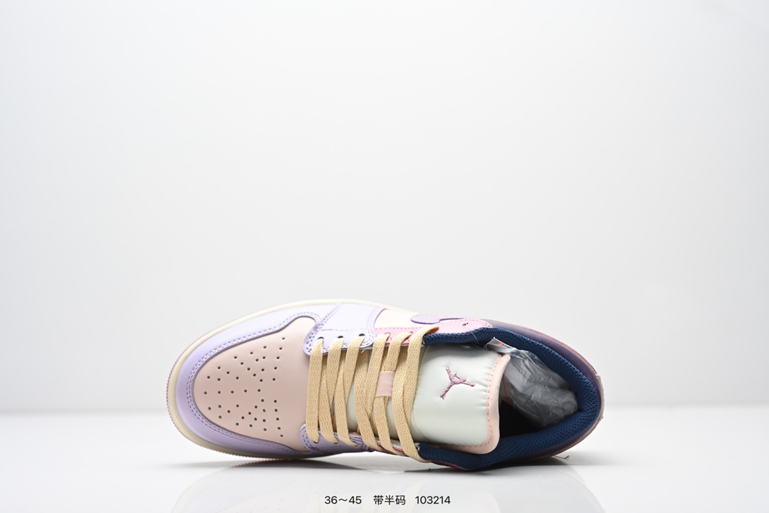 70💰头层拼接🉐️ 全码齐 长期补货
Air Jordan 1 Low OG "Black and Dark Powder Blue" 低帮 AJ1 乔丹1代 aj1 乔1 低邦 乔丹篮球鞋系列 整体以白色皮革材质为主色调呈现,搭配黑色Swoosh以及白色鞋面呈现。鞋带、鞋舌标签等均采用蓝色呈现,鞋舌黑色点缀,颜值十分低调百搭。此外后跟部分同样采用蓝色配色呈现,标志性的飞翼Logo则使用黑色压印点缀。鞋底也使用白色中底搭配蓝色橡胶外底设计,与鞋面配色相呼应!
AJ1倒勾联名Travis Scott x Air Jordan 1 ” Reverse Mocha “ AJ1乔1 TS 闪电 联名倒钩 低帮文化篮球鞋 完美品质出货 细节如图所示 鞋面切割工整 冲孔整齐干净 中底拉帮线 整体清洁度非常好
货号:XS7089 612
尺码:36 36.5 37.5 38 38.5 39 40 40.5 41 42 42.5 43 44 45
ID:103214