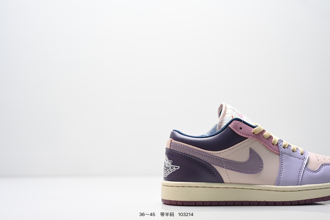 70💰头层拼接🉐️ 全码齐 长期补货
Air Jordan 1 Low OG "Black and Dark Powder Blue" 低帮 AJ1 乔丹1代 aj1 乔1 低邦 乔丹篮球鞋系列 整体以白色皮革材质为主色调呈现,搭配黑色Swoosh以及白色鞋面呈现。鞋带、鞋舌标签等均采用蓝色呈现,鞋舌黑色点缀,颜值十分低调百搭。此外后跟部分同样采用蓝色配色呈现,标志性的飞翼Logo则使用黑色压印点缀。鞋底也使用白色中底搭配蓝色橡胶外底设计,与鞋面配色相呼应!
AJ1倒勾联名Travis Scott x Air Jordan 1 ” Reverse Mocha “ AJ1乔1 TS 闪电 联名倒钩 低帮文化篮球鞋 完美品质出货 细节如图所示 鞋面切割工整 冲孔整齐干净 中底拉帮线 整体清洁度非常好
货号:XS7089 612
尺码:36 36.5 37.5 38 38.5 39 40 40.5 41 42 42.5 43 44 45
ID:103214