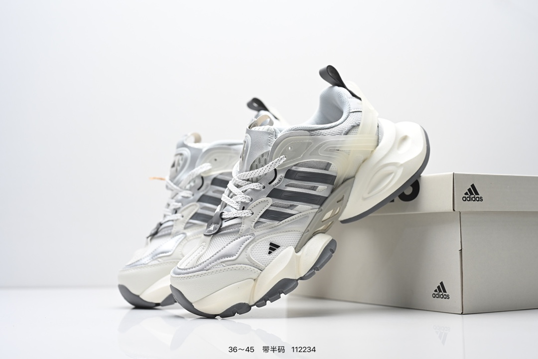 集合💰170 阿迪达斯AD Vento XLG Runner Deluxe 白黑绿轻机甲赛博复古休闲运动老爹鞋 纯原版本原楦纸板数据开发 铸造原味鞋型。耐磨防撕裂面料和RPU后跟结构，皮革鞋面缀有交叉失眠，搭配织物内里，舒适妥帖。双密度大底设计，更具稳定性 尺码：36 36²/₃ 37¹/₃ 38 38²/₃ 39¹/₃ 40 40²/₃ 41¹/₃ 42 42²/₃ 43¹/₃ 44 44²/₃ 45¹/₃ 货号：IH0616 见面：112234