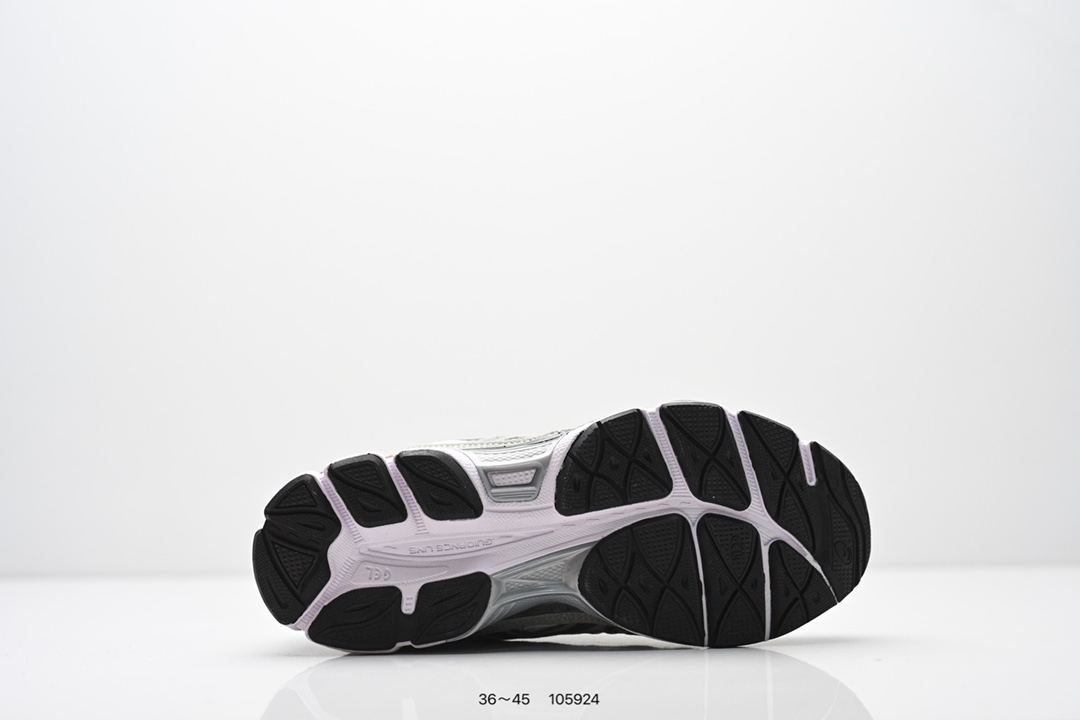 💰120
Asics Gel-NYC 复古单品
亚瑟士新款厚底街头运动休闲鞋
ASICS亚瑟士推出全新GEL-NYC,彰显纽约都市活力。这次的新系列融入了多个版本GEL的经典设计风格,广受好评。其设计灵感来源于GEL-NIMBUS 3,GEL-MC PLUS V 和 GEL-CUMULUS 16 这些往日经典鞋款。GEL-NYC使用GEL-CUMULUS 16鞋款的鞋楦设计,展现了独特的现代化美学。鞋底采用了轻质发泡材料,并在后跟和前掌处采用了ASICS亚瑟士核心科技——GEL缓震胶,赋予鞋款强大的缓冲性能,提供了更柔软舒适的穿着体验。而在原有设计的启发之上,此次鞋款采用更贴合当今潮流趋势的材料和创新技术,展现出纽约充满活力的都市精神。
货号:1203A372-600
Size:36~45
编码:105924