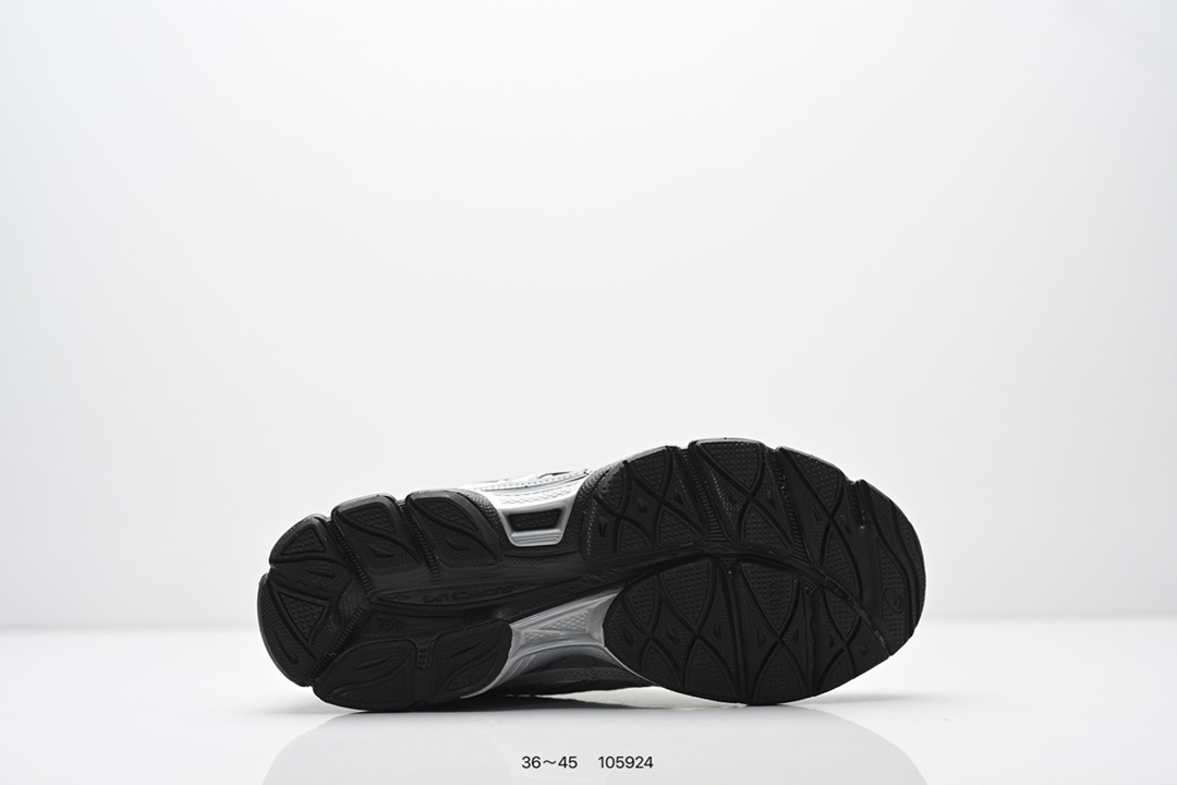 💰120
Asics Gel-NYC 复古单品
亚瑟士新款厚底街头运动休闲鞋
ASICS亚瑟士推出全新GEL-NYC,彰显纽约都市活力。这次的新系列融入了多个版本GEL的经典设计风格,广受好评。其设计灵感来源于GEL-NIMBUS 3,GEL-MC PLUS V 和 GEL-CUMULUS 16 这些往日经典鞋款。GEL-NYC使用GEL-CUMULUS 16鞋款的鞋楦设计,展现了独特的现代化美学。鞋底采用了轻质发泡材料,并在后跟和前掌处采用了ASICS亚瑟士核心科技——GEL缓震胶,赋予鞋款强大的缓冲性能,提供了更柔软舒适的穿着体验。而在原有设计的启发之上,此次鞋款采用更贴合当今潮流趋势的材料和创新技术,展现出纽约充满活力的都市精神。
货号:1203A372-600
Size:36~45
编码:105924