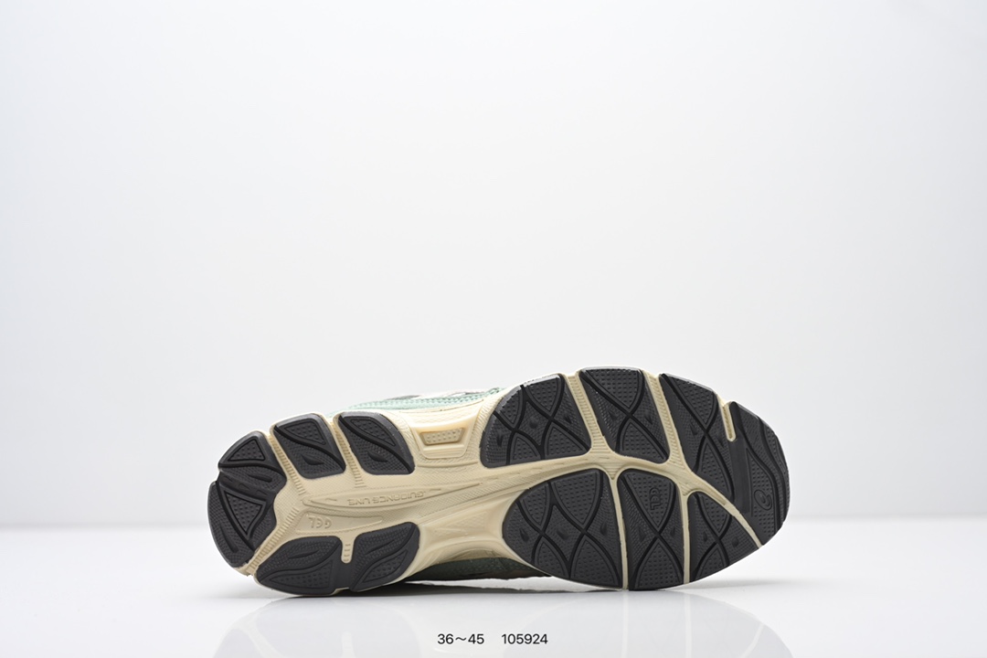 💰120
Asics Gel-NYC 复古单品
亚瑟士新款厚底街头运动休闲鞋
ASICS亚瑟士推出全新GEL-NYC,彰显纽约都市活力。这次的新系列融入了多个版本GEL的经典设计风格,广受好评。其设计灵感来源于GEL-NIMBUS 3,GEL-MC PLUS V 和 GEL-CUMULUS 16 这些往日经典鞋款。GEL-NYC使用GEL-CUMULUS 16鞋款的鞋楦设计,展现了独特的现代化美学。鞋底采用了轻质发泡材料,并在后跟和前掌处采用了ASICS亚瑟士核心科技——GEL缓震胶,赋予鞋款强大的缓冲性能,提供了更柔软舒适的穿着体验。而在原有设计的启发之上,此次鞋款采用更贴合当今潮流趋势的材料和创新技术,展现出纽约充满活力的都市精神。
货号:1203A372-600
Size:36~45
编码:105924