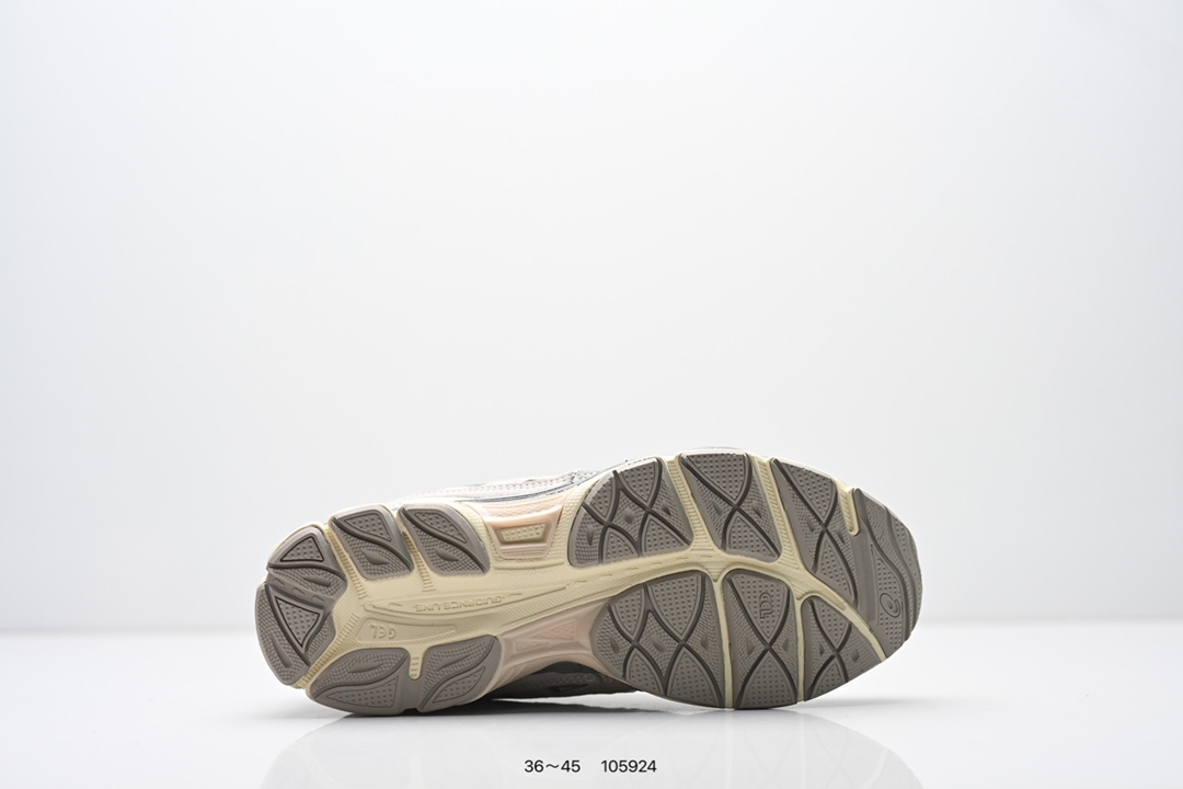 💰120
Asics Gel-NYC 复古单品
亚瑟士新款厚底街头运动休闲鞋
ASICS亚瑟士推出全新GEL-NYC,彰显纽约都市活力。这次的新系列融入了多个版本GEL的经典设计风格,广受好评。其设计灵感来源于GEL-NIMBUS 3,GEL-MC PLUS V 和 GEL-CUMULUS 16 这些往日经典鞋款。GEL-NYC使用GEL-CUMULUS 16鞋款的鞋楦设计,展现了独特的现代化美学。鞋底采用了轻质发泡材料,并在后跟和前掌处采用了ASICS亚瑟士核心科技——GEL缓震胶,赋予鞋款强大的缓冲性能,提供了更柔软舒适的穿着体验。而在原有设计的启发之上,此次鞋款采用更贴合当今潮流趋势的材料和创新技术,展现出纽约充满活力的都市精神。
货号:1203A372-600
Size:36~45
编码:105924