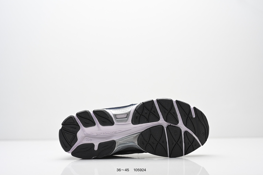 💰120
Asics Gel-NYC 复古单品
亚瑟士新款厚底街头运动休闲鞋
ASICS亚瑟士推出全新GEL-NYC,彰显纽约都市活力。这次的新系列融入了多个版本GEL的经典设计风格,广受好评。其设计灵感来源于GEL-NIMBUS 3,GEL-MC PLUS V 和 GEL-CUMULUS 16 这些往日经典鞋款。GEL-NYC使用GEL-CUMULUS 16鞋款的鞋楦设计,展现了独特的现代化美学。鞋底采用了轻质发泡材料,并在后跟和前掌处采用了ASICS亚瑟士核心科技——GEL缓震胶,赋予鞋款强大的缓冲性能,提供了更柔软舒适的穿着体验。而在原有设计的启发之上,此次鞋款采用更贴合当今潮流趋势的材料和创新技术,展现出纽约充满活力的都市精神。
货号:1203A372-600
Size:36~45
编码:105924