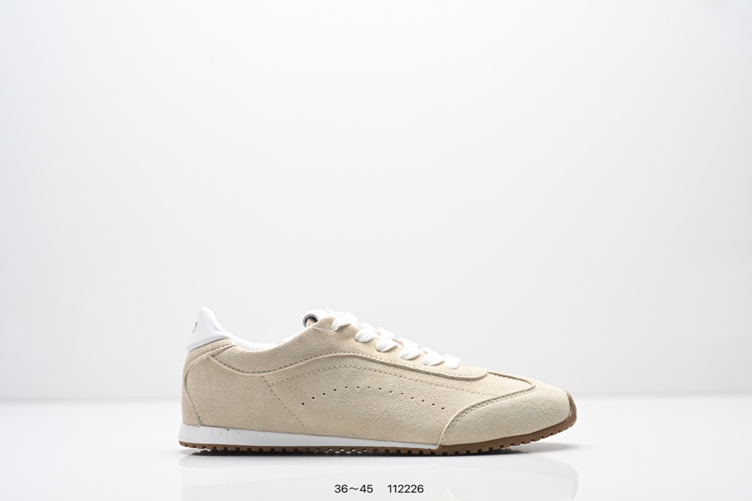 💰130
alo Sunset Sneaker 新款德训鞋
 Alo真的太会了，氛围感在线，松弛又温柔的运动风，日常出门、溜娃、健身都是不二的选择，舒适又很有气质，细腻质感真皮牛绒，内里原版1:1透气超纤，防滑轻便大底
颜色：米色，黑色
▪️面料:  意大利进口麂皮
▪️內里:  澳洲进口绵羊皮
▪️大底：原版橡胶大底
▪️码数：36～45
编码：112226